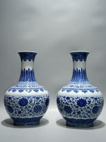 清乾隆款，青花缠枝莲蕉叶纹赏瓶 高：38.8cm宽：25cm