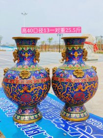 乾隆年制铜胎景泰蓝鎏金花瓶一对，工艺精美，器型端庄，色彩纯正，保存完整无磕碰，画工精湛，釉色漂亮，磨损自然，品相如图。