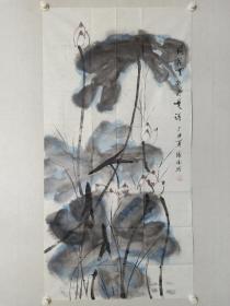 保真书画，著名电影演员，张金玲四尺整纸国画《荷花无处不是诗》，尺寸137×69cm。张金玲，女，1951年生，我国著名表演艺术家，电影家，著名演员，影星张金玲曾经主演的电影，瞧这一家子，渡江侦察记，从奴隶到将军等等，张金玲与北京电影制片厂的李秀明、刘晓庆一起，并称为“北影三朵金花”，红遍全国。