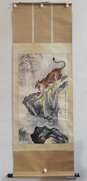 h.1257阿馨（缪建国）上海画家。江苏如东人擅画人物山水，走兽，尤以画虎为最爱，并善于巨幅创作。现为上海复旦大学华商研究中心文化艺术研究室特约画家，上海海派文化研究社画家，该作品保真，九七年原装裱立轴，画芯尺寸为88x48