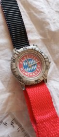 友人所赠德国拜仁慕尼黑表盘为德国拜仁慕尼黑足球俱乐部队徽表径约42mm（慕尼黑巴伐利亚)足球俱乐部的纪念表，走时精准。新换的电池，保用三年。转给喜欢的朋友