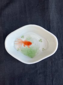 锦鳞绣质交文辉：民国（金玉满堂笔舔）精品一只：“笔舔”，又名“笔觇（chān）”，是清代文房小九件之一，文人墨客书写时不可或缺之文房用具。此物制式独特，线条优美，沙底工艺符合力学，增加了使用中的牢固安全性。温润净白的釉质凸显了内堂水藻金鱼的活灵活现和恬淡悠然。摇头摆尾似人语，似与主人情意投。
