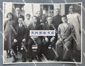 【福州教育史料】1930年代初 福州东瀛学校校长、台湾教育界人士与汉人等在学校教学楼前合影照一张（尺寸∶13.5*17cm。福州东瀛学校，前身为创办于1908年的福州东瀛学堂，原址在仓前山对湖，与日本领事馆邻近，1916年东瀛学校和台湾公会一同迁往南台苍霞洲新校址，旧址改为宿舍使用。1937年7月，抗战全面爆发后，日本驻福州总领事馆命令日本侨民和台湾籍民撤离，1937年8月，福州东瀛学校停办。）