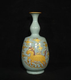 大宋汝窑青龙寺御制款沥粉描金麒麟纹葫芦瓶，高27.5×13.5厘米