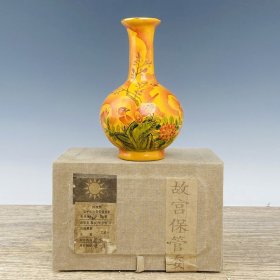 汝瓷故宫盒装编号云彩花鸟瓶，高19厘米，直径12厘米