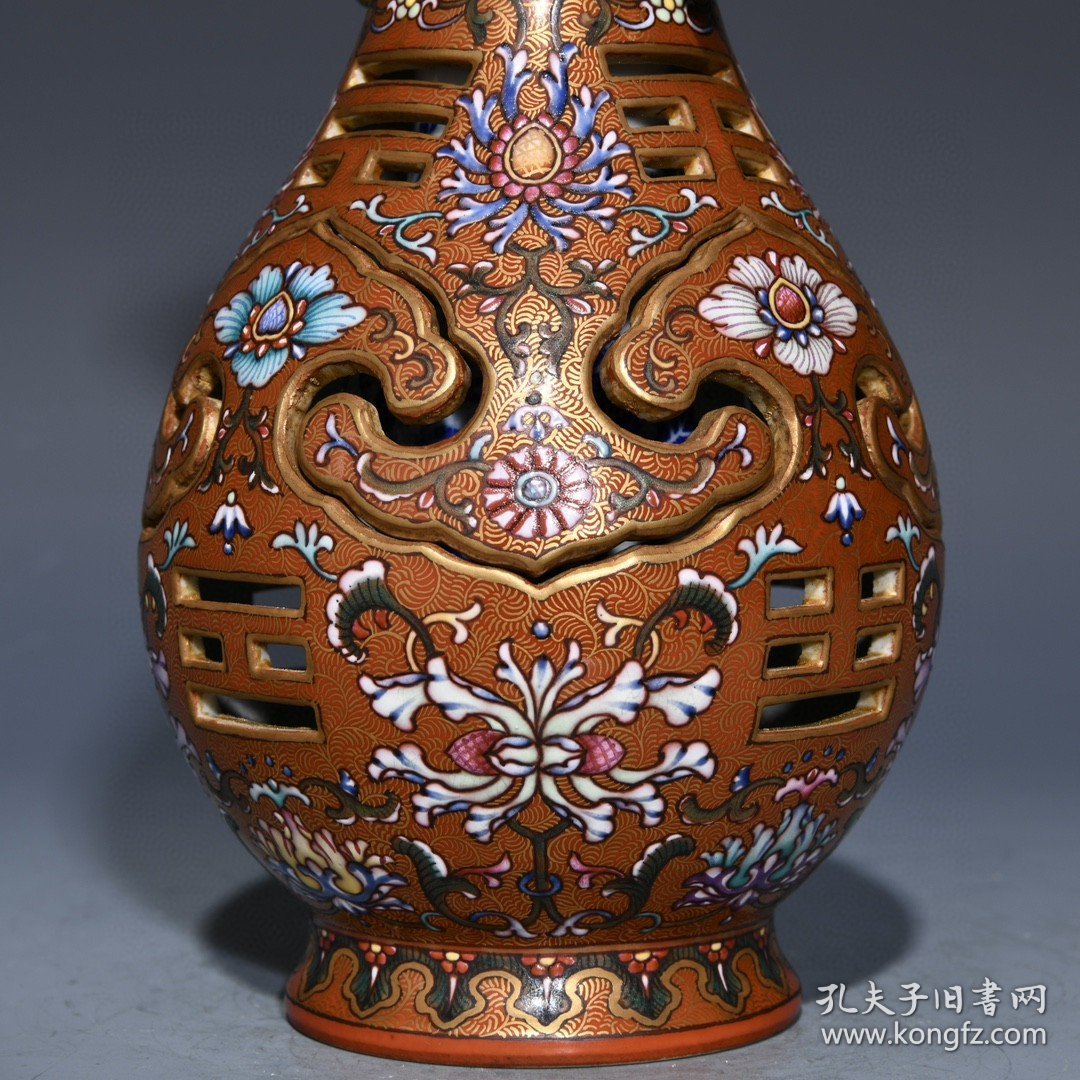 清乾隆珐琅彩鎏金花卉纹交泰瓶，高20厘米直径11厘米