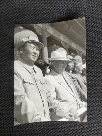毛主席与外国领导人等在天安门城楼上