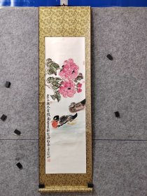 山东省美协会员陈永科老师，写意花鸟画轴，陈永科，笔名陈哲，73年生于山东菏泽，现居北京。师从著名画家于希宁，郭志光，王胜华，伊和君等先生。作品在雅昌有拍卖记录，现为中国画院画家，一级美术师，山东省美协会员菏泽市文亭书画院院长。07年作品《夏花》入选中国美协主办的全国中国画展2010年作品《逸》获得中国美协主办的第六届中国西部大地情优秀奖，12年作品《无声》入选全国第七届西部大地情美术大展。