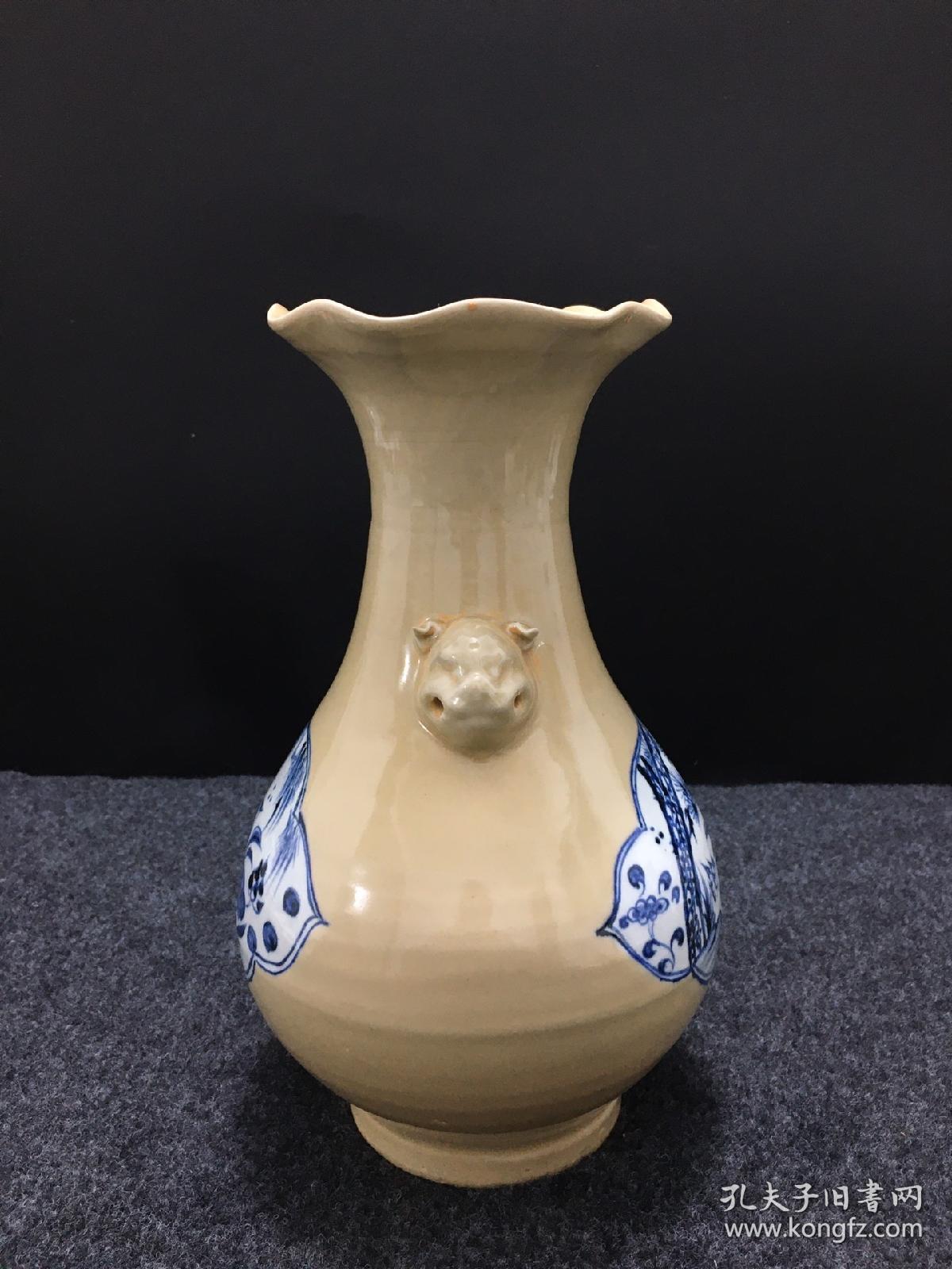青花双耳花口瓶，花开富贵