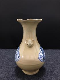 青花双耳花口瓶，花开富贵
