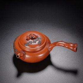 底款：蒋蓉 尺寸：17/7cm 容量：240cc 紫砂分类：朱泥 底款介绍：蒋蓉（1919- 2008），别号林凤，江苏省宜兴市川埠潜洛人。1995年被授予“中国工艺美术大师”称号。 蒋蓉作品曾在全国工业会议上评为“特等奖”，并为周恩来总理出访东南亚等国家制作礼品。