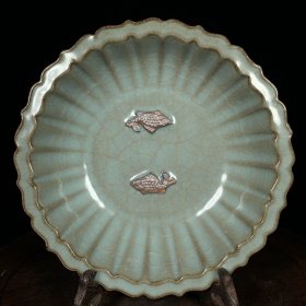 瓷盘：官窑双鱼纹花口盘，高5直径19.5cm