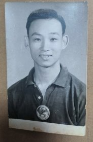 约60年代 黑白老照片一张 男子带忠字毛章留影