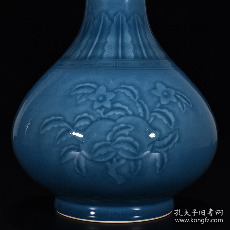 瓷器 清乾隆霁蓝釉刻花果纹玉壶春瓶（回流瓷） 高21厘米 宽17厘米