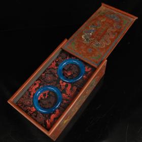 珍藏清代宫廷御用罕见极品冰种海蓝宝手镯 一对     配老漆器盒一个     一套重937克    盒长长28厘米  宽16厘米  手镯一对重194克    
一对