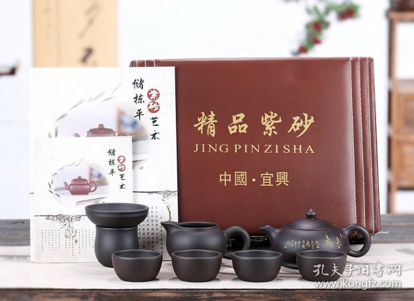 美壶套装推荐【长寿壶】 一壶四杯公道杯茶漏 精美皮盒包装！送礼自用皆可！ 容量：壶320cc·杯80cc 作者：储栋平（国家级助理工艺师） 泥料：原矿极品黑泥 此壶质朴无华，典雅端庄，整体舒张和谐，一张扬，一内敛，张弛有度，线条流畅，充满神韵，采用最纯正的紫砂，运用最传统的手法，体现紫砂原生态本质，作品具有较高的文化品位与艺术造诣，值得壶友收藏。