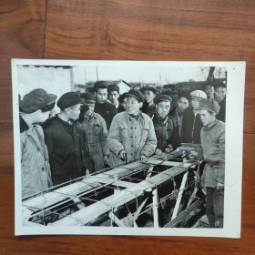 1959年，北京市第三建筑工程公司钢筋工张百发（全国劳模，后任北京市副市长）