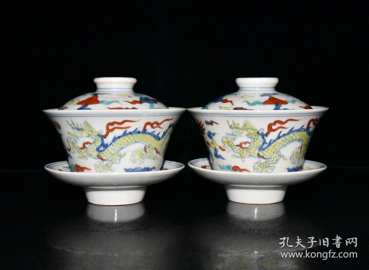 旧藏 明代成化红胎斗彩龙纹盖碗一对【9.5×11cm】