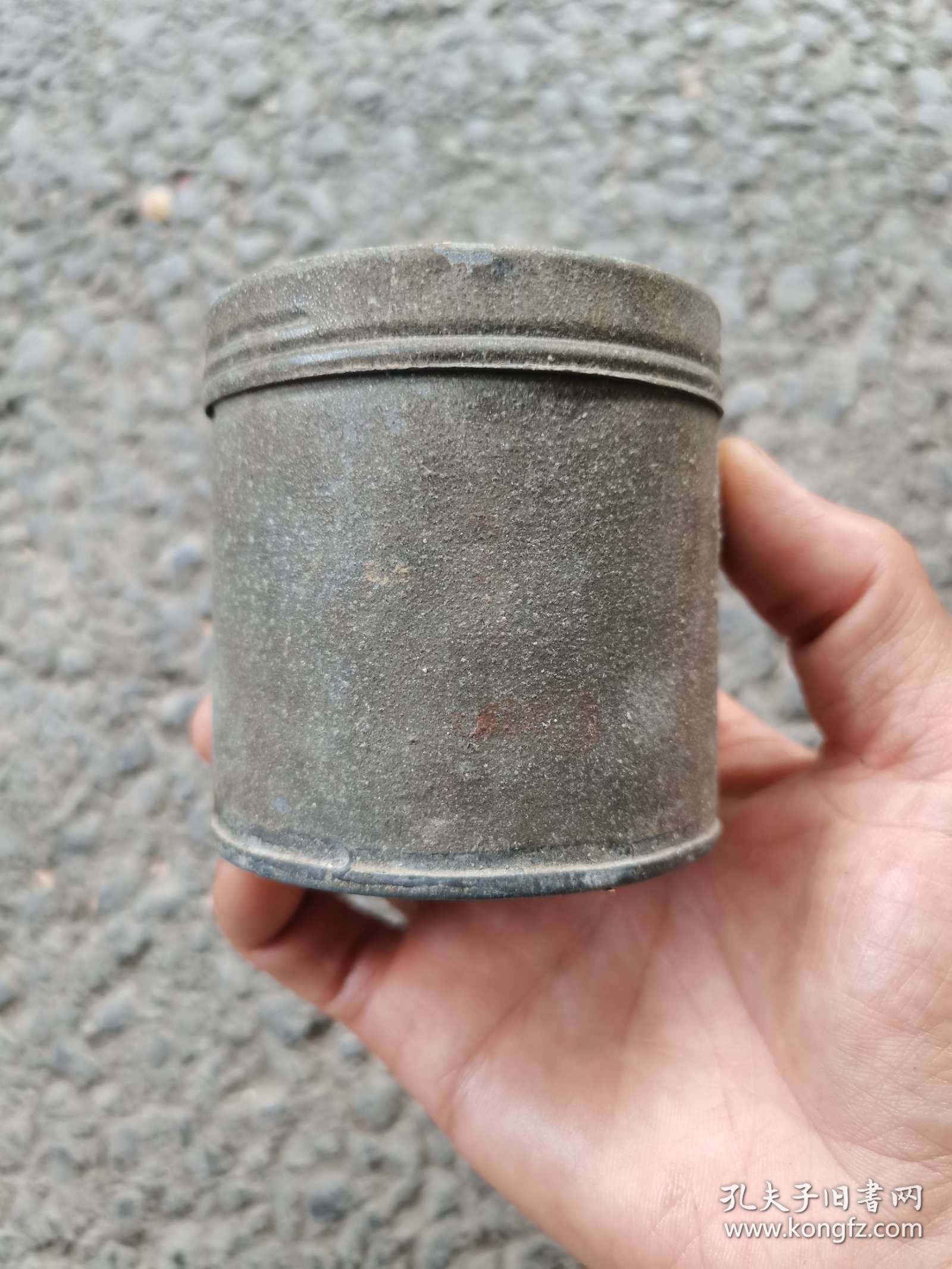 茶文化茶叶罐老锡器锡筒锡粉盒民俗老物件，品相完整，表面有轻微旧痕但无损伤。这个老锡器可能是用来存茶叶或香料的，也有可能是装饰用的粉盒。适合喜欢茶文化或老物件收藏的朋友。照片实拍，所见即所得。喜欢的朋友可以拍走。