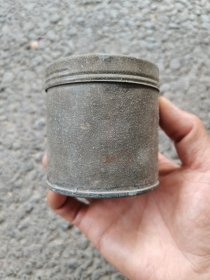 茶文化茶叶罐老锡器锡筒锡粉盒民俗老物件，品相完整，表面有轻微旧痕但无损伤。这个老锡器可能是用来存茶叶或香料的，也有可能是装饰用的粉盒。适合喜欢茶文化或老物件收藏的朋友。照片实拍，所见即所得。喜欢的朋友可以拍走。