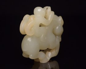 和田玉马 规格: 5.1×5.1×1.3厘米，重 51克。 玉质温润细腻，沁色自然，刀功老道，皮壳包浆一流，雕刻生动，线条流畅，品相完美！