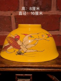 清乾隆黄釉开片虫趣图碗，器型漂亮，瓷胎端正，釉色饱满，画作精细，摆放沉稳大气，包浆厚重，完整全品。
