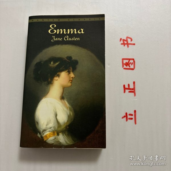 【正版现货，库存未阅，英文原版】Emma，爱玛是普遍被认为是奥斯丁作品中艺术上思想上最成熟的一部。小说生动叙述几对男女青年的爱情故事，探讨人性的弱点。爱玛出生在海伯村一个乡绅家庭中，母亲早故，她在家庭女教师泰勒小姐的教育下长大，爱玛和本村寄宿学校中一位无家可归的少女哈里特成为朋友，她把自己视作哈里特的保护人，决心为她找一个合适的丈夫。青年农民丁倾心于哈里特，但哈里特受爱玛的等级门第观念影响拒绝了他