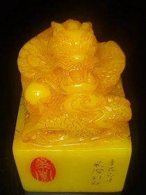 田黄8公分印章，雕刻精美，入刀深邃，石质坚硬 油润，手感圆滑，包浆自然，全品无残，成色如图，重1540g，