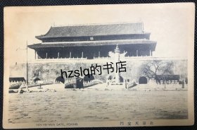 【影像资料】民国初期北京天安门城楼及周边场景明信片，可见路灯、岗亭和警示牌等早期设施。内容少见，较为难得