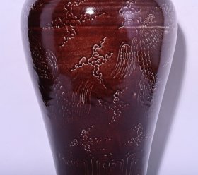 明永乐祭红釉雕刻凤纹梅瓶，高45×27厘米