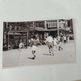 老照片。60年代初期香港街头足球