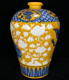 明宣德年黄釉青花花鸟纹梅瓶31*21厘米