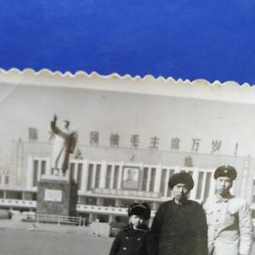 老照片，大连火车站，1971，背景有伟大领袖毛主席万岁，还有毛主席像