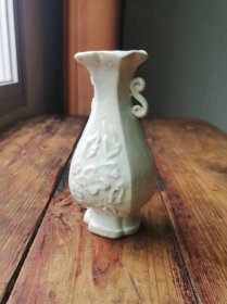 宋元小花瓶，缺耳，卯白印花釉，浅浮雕刻精美小花瓶。
