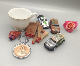 三个小汽车，五个木头章。一个钥匙链，一只小香囊。一只小杯子。都是全品，一起出。满58包邮偏远地区邮费自付。