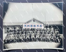 【商丘史料】1941年9月8日 河南省商丘县“归德中国兵营”内日军骑兵第4旅团骑兵/骑炮兵联队长隅省三大佐（前排中）及其部下矢泽弘中尉中队长（第2排左6）等将领共41人合影照一大张（背面有1941年9月11日“日本憲兵隊皈德隊”检阅章。日军身后军营建筑上挂有“ぶたいほんぶ”即“部队本部”日语假名字样机构竖牌。商丘朱集军营始建于明朝成化年间，1941年商丘沦陷后，日军骑兵第4旅团驻扎于此。）
