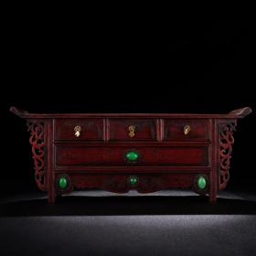 旧藏 红米雕刻镶嵌宝石书桌柜
品相保存完好   工艺精湛  造型独特别致
重369克  高12厘米  宽29厘米