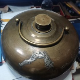 早期大号的老铜暖手壶，腹径约22厘米，高11.5厘米，重1.4斤，有凹、壶身有焊口（看图片）不裂不漏，民俗老物件，可收藏、摆设、也可使用
