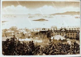 【青岛旧影】抗战时期 从观象山远眺胶澳总督府大楼建筑群及小青岛等风景 原版老照片一枚
