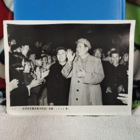 (罕见)老照片：1958年，毛泽东在重庆建设机床厂视察。