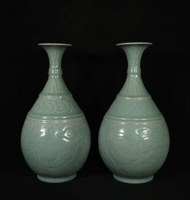 汝窑清凉寺御制款雕刻龙凤纹玉壶春一对，高29.5×16厘