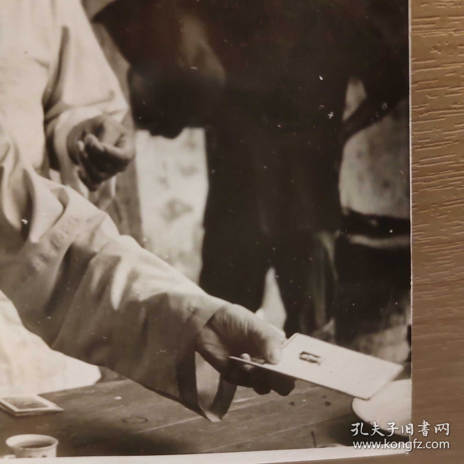 海灯法师原装近照，四川油江人，二指禅成名为全国政协。少林寺唯一不在寺方丈，同师生在兰山寺向慕名来访武术界人士介绍，动作应该为颁发证书，摄影师郑素或郑喜摄