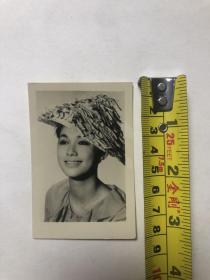 早期电影明星黑白照片 香港著名女演员“娃娃影后” 李菁小姐（尺寸；8.6*5.7cm)