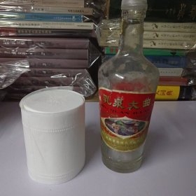 乳泉大曲酒瓶