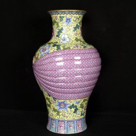 清乾隆黄地珐琅彩描金缠枝花纹包袱瓶 高35.5厘米 直径21厘米