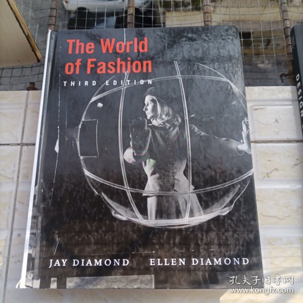 英文 THE WORLD OF FASHION 长几