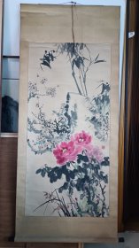 无锡宜兴 钱剑华 原裱立轴精品，4尺整张。 钱剑华（1934-2022），江苏宜兴人。1960年毕业于浙江美术学院雕塑系。先后任江南大学设计学院教授、江苏省政协书画室特聘画师、江苏国风书画院副院长、无锡市政协书画社副社长、宜兴陶艺学会顾问。出版有《中国书画概论》、《紫砂茶壶的造型与鉴赏》、《设计自学丛书》和《钱剑华花鸟画集》等。