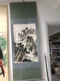 穆怀明山水穆怀明：1944年生，祖籍北京，现居开封市。擅画山水，河南省美术家协会会员，中国工艺美术家协会会员