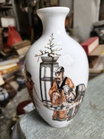 雅雨堂制款小瓶，薄胎如玉，高20厘米，口沿有一冲见图