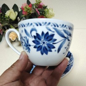 日本瓷器 keito 咖啡杯。青花郁金香咖啡杯。 这款青花郁金香非常少见，实物更美。杯子口径9厘米，高6厘米，碟直径15.5厘米。